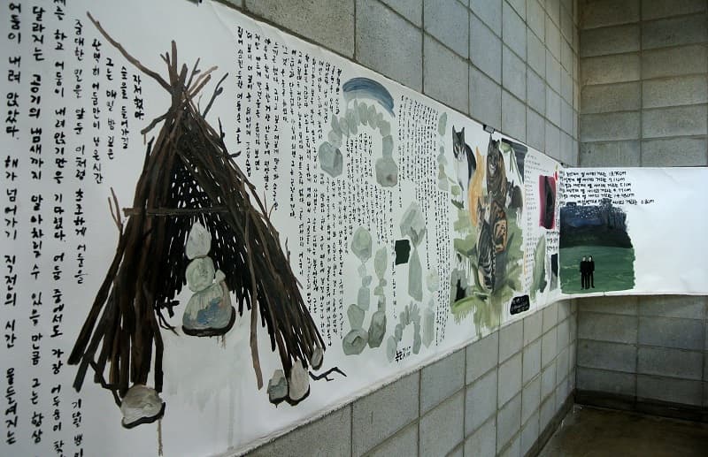 박두리, <미완성 1PAGE>, 캔버스에 혼합재료, 80x700cm, 2018