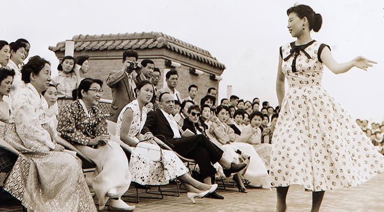 1956년 반도호텔 옥상에서 국내 최초로 패션쇼를 열었던 디자이너 노라 노