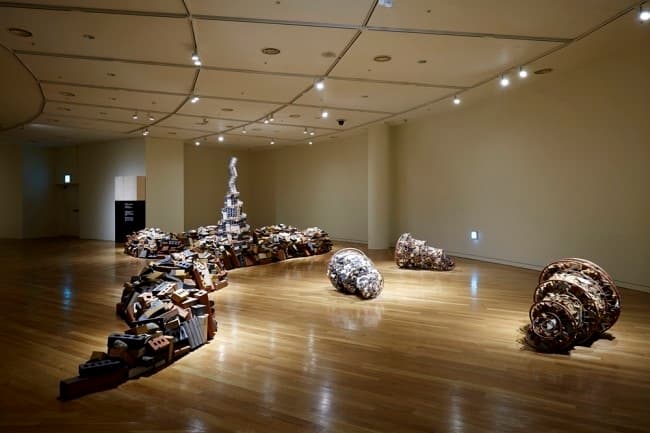 로버트 해리슨 〈근본적 벽돌〉 / 6,000×10,000×2,400mm / bricks, cooper tubing, wire mesh, culvert pipe, buncheong, granite stone / 2015