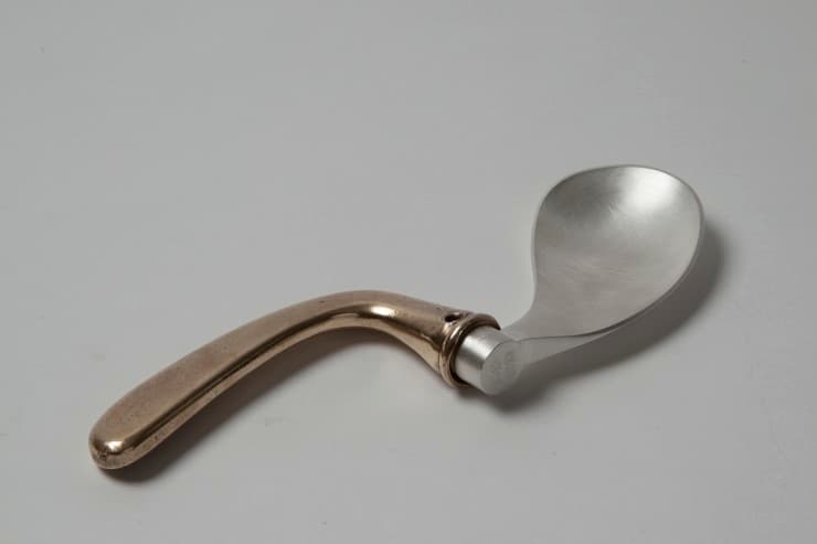 신자경_Serving spoon pairing_정은 925000_오래된 문 손잡이_단조기법_10 x 18 x 2.5 cm__2014