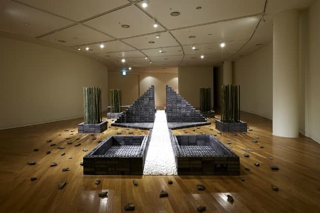 울라 비오티 〈발굴>/ 9,550×5,320×1,600mm / bricks, natural stone, bamboo / 2015