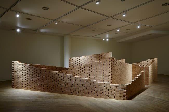 프리츠 베링〈미궁〉 *음악 작곡; 안진아 / 5,350×8,300×1,770mm / bricks, 12 speakers / 2015