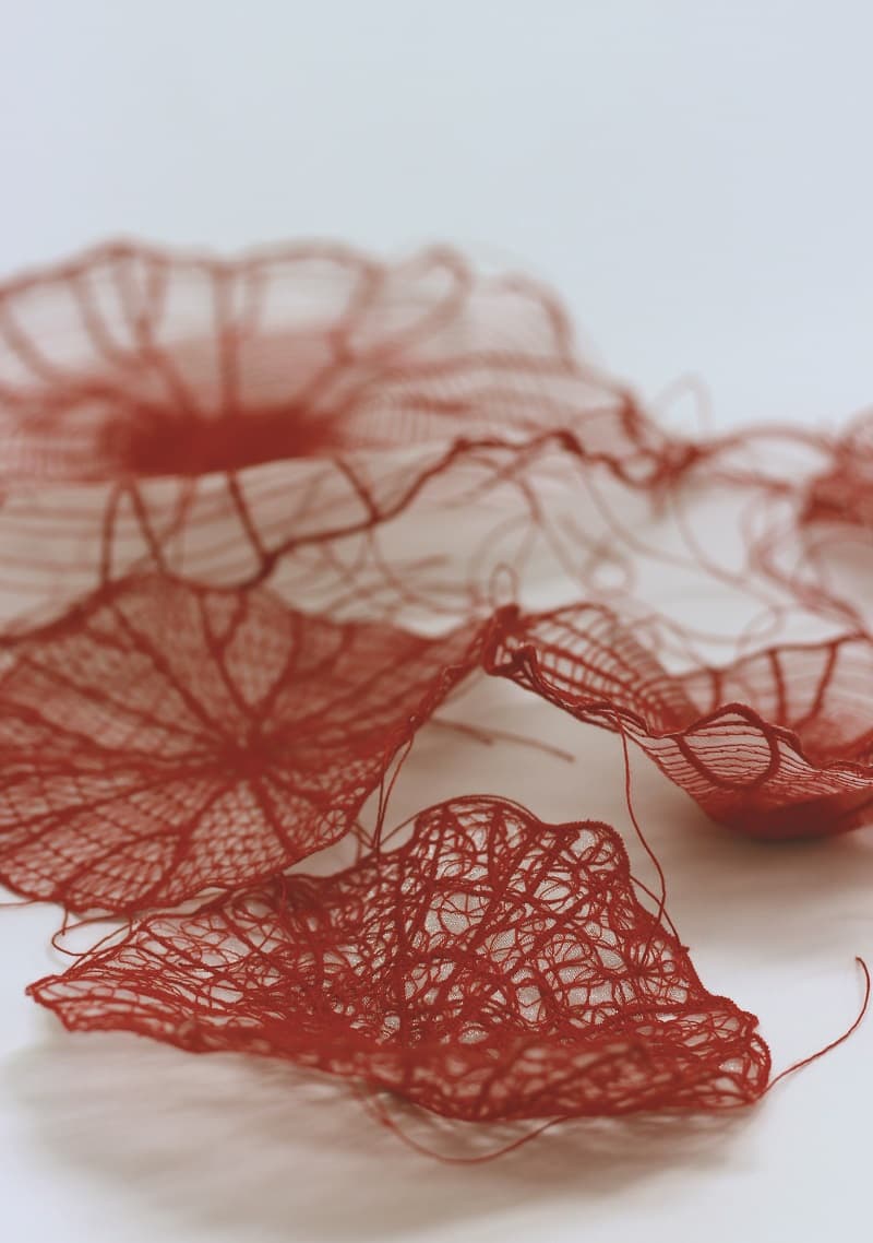 송미리내, Connecting link1001, 붉은 실, 1020x225cm, 가변설치, 2017