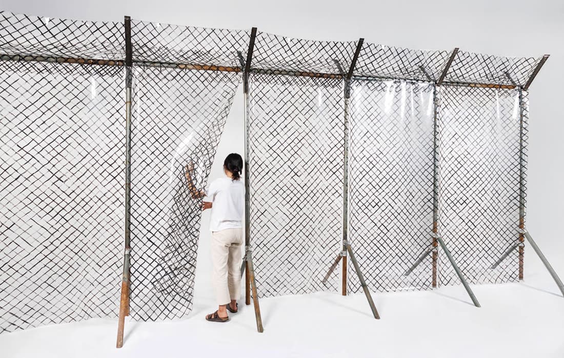 이웅배, 부드러운 장벽, 196x755x280cm, 연질PVC, 금속배관, 배관클램프, 2018