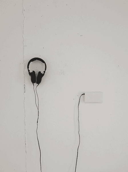 유다미, <‘Mûrier platane > 헤드폰, 소파, 사운드 설치, 가변크기,  2015